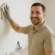 Pessoa limpando parede drywall 80x80