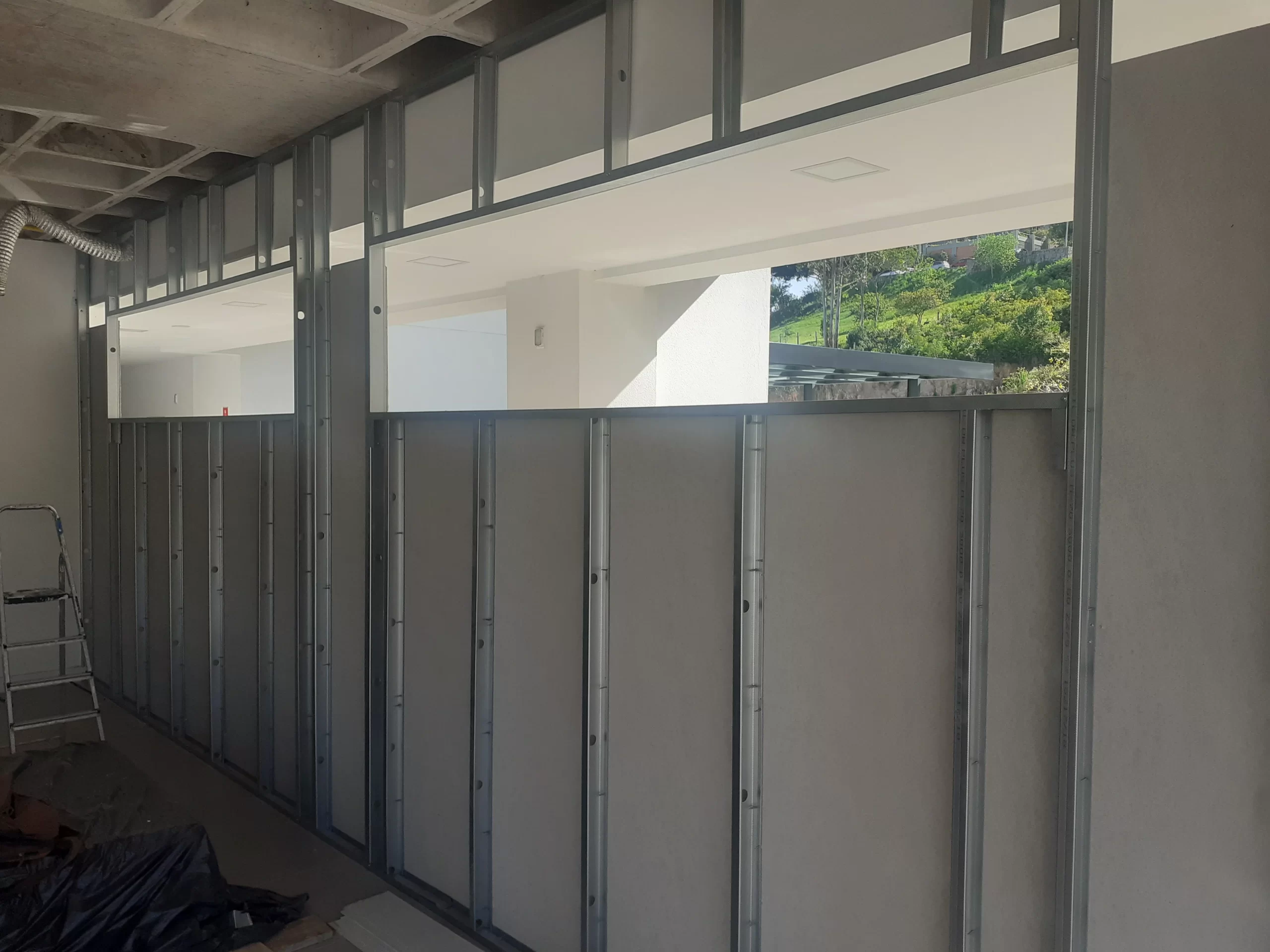 Paredes e divisórias em gesso acartonado e Drywall